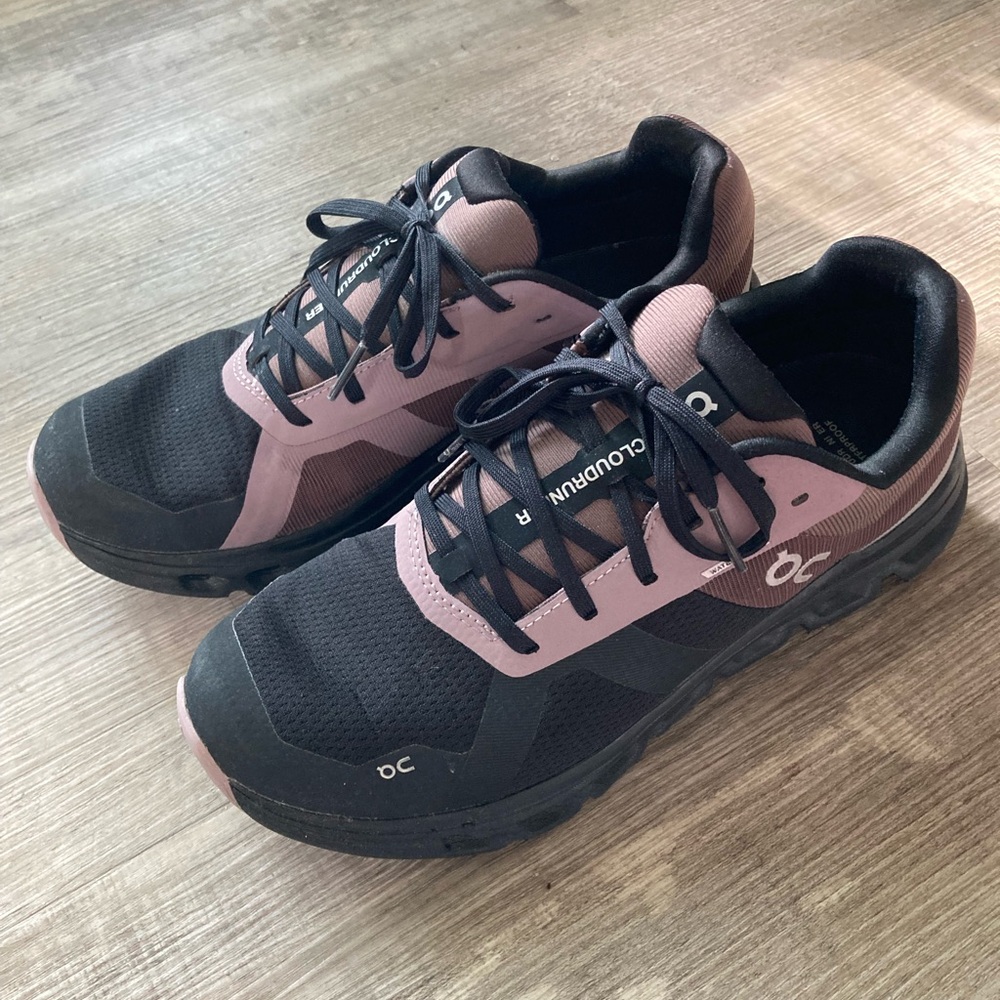 OnCloud waterproof cloud runner shoes size 9